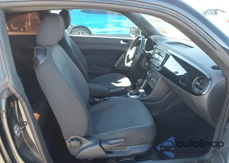 2014 Volkswagen Beetle 1.8T Entry z USA, uszkodzony, nr VIN 3VWF17AT0EM640980